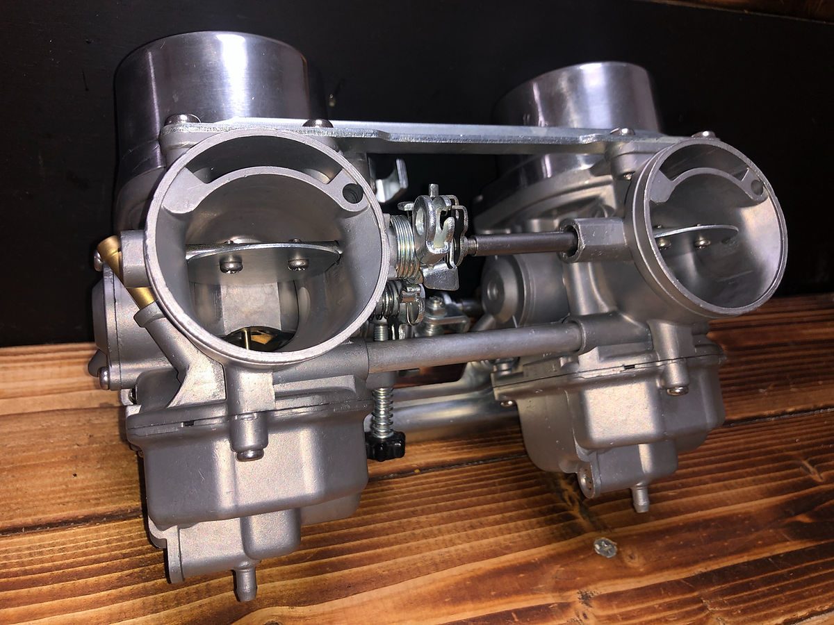 CB400T キャブレター — 斜め後方から
