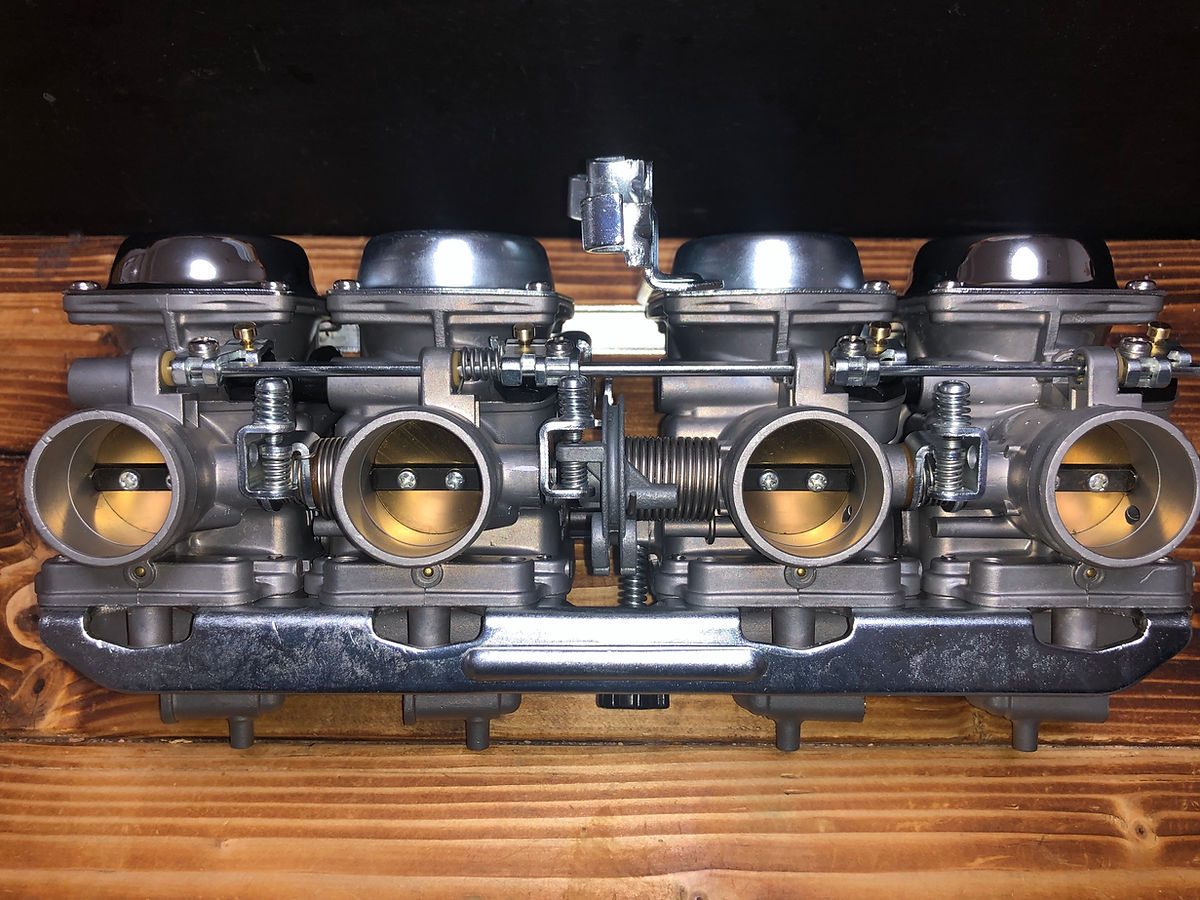 CBX400F キャブレター — スロットルバルブを開いた状態