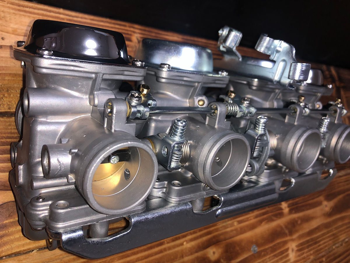CBX400F キャブレター — 斜め前方から — 連結部とトップカバー