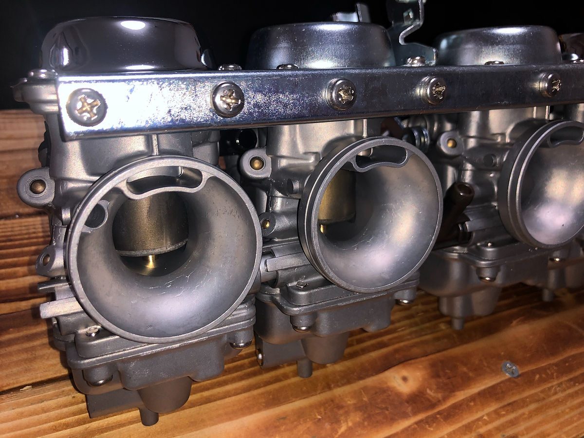 CBX400F キャブレター — スロットルバルブ開口部