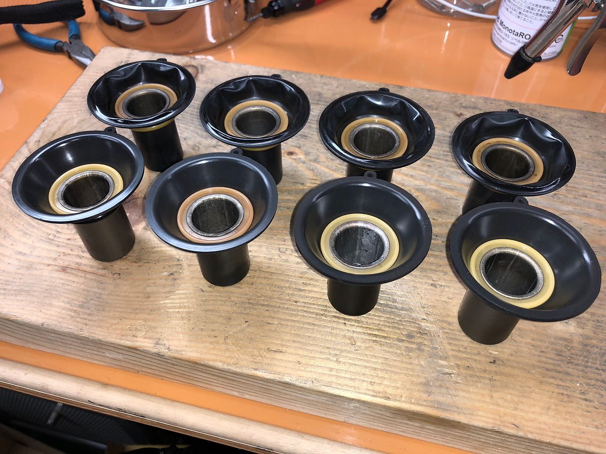 キャブレター ダイヤフラム張替え — ピストンとダイヤフラム — 作業中