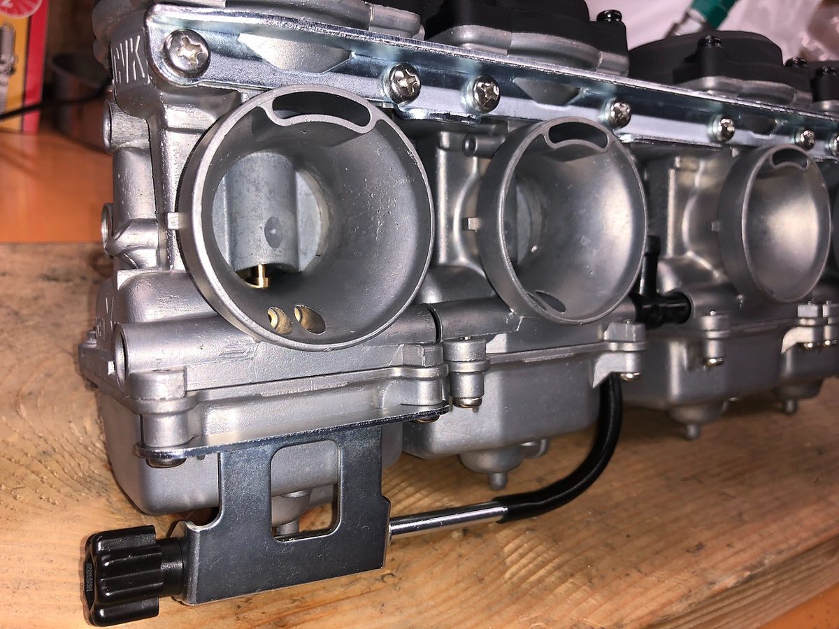 ZEPHYR 400 キャブレター — 上方から