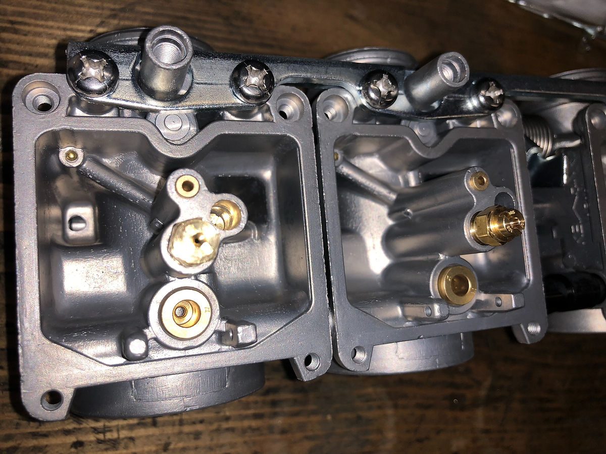 ZEPHYR 400 キャブレター — フロートチャンバーを開けた状態