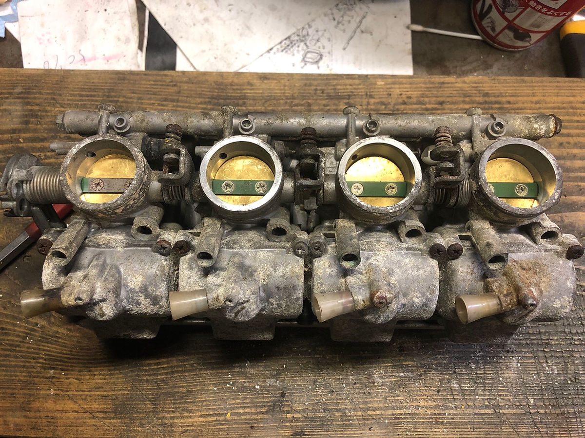 ZXR250 キャブレター — 入庫時 — 全体的に腐食した状態